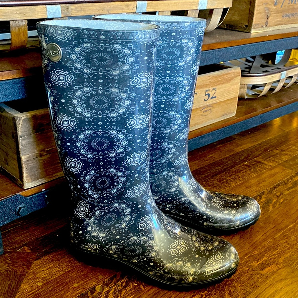 Ugg tall rain boots. Sherpa foot bed to help keep your feet warm. Lightly used